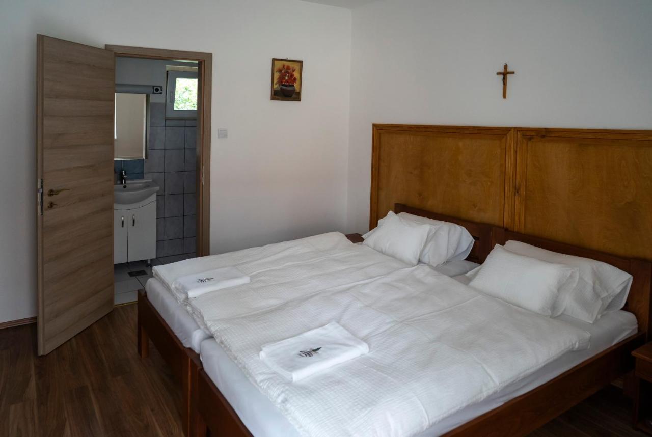 Mamutfenyo Panzio Bed & Breakfast ตาตา ภายนอก รูปภาพ