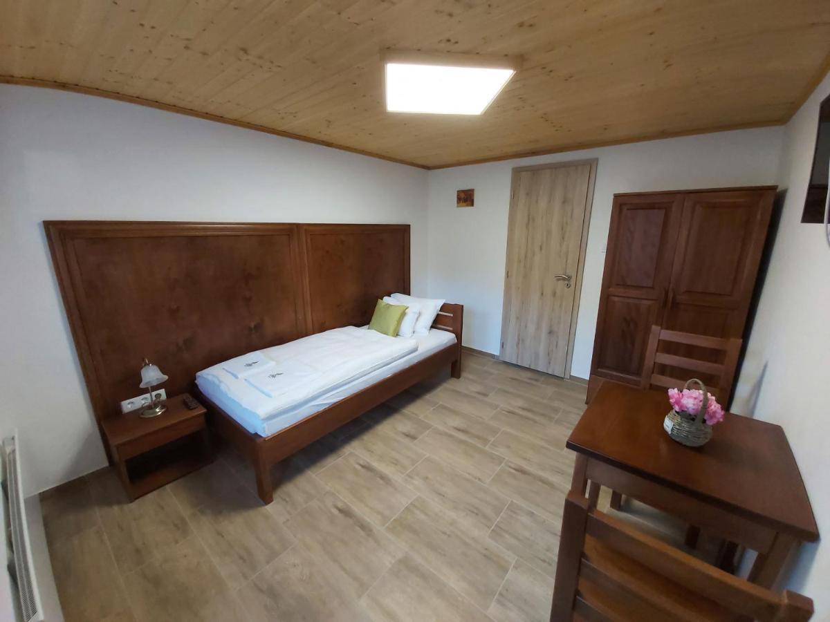 Mamutfenyo Panzio Bed & Breakfast ตาตา ภายนอก รูปภาพ