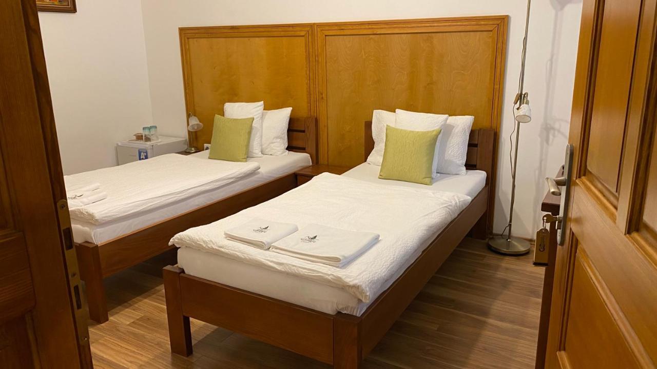 Mamutfenyo Panzio Bed & Breakfast ตาตา ภายนอก รูปภาพ