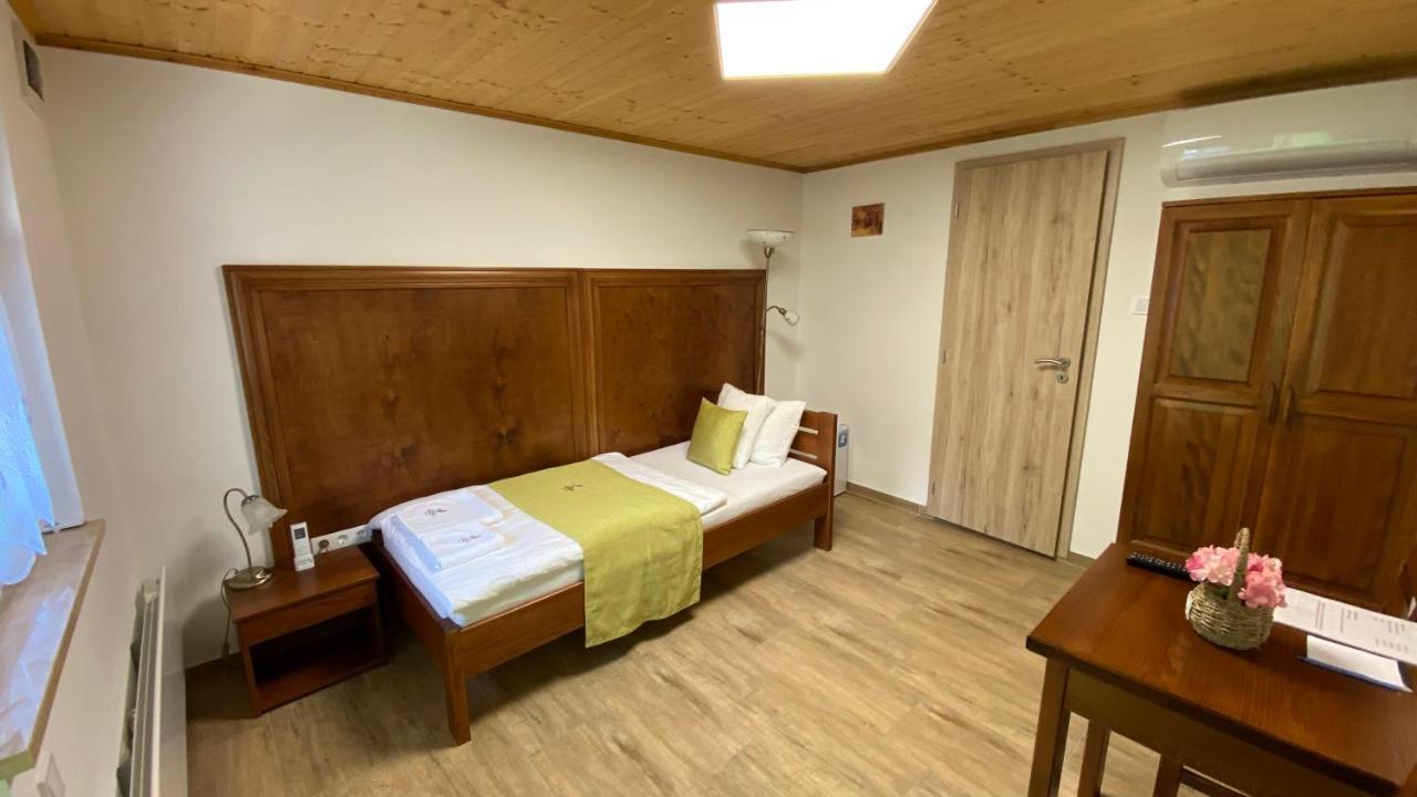 Mamutfenyo Panzio Bed & Breakfast ตาตา ภายนอก รูปภาพ