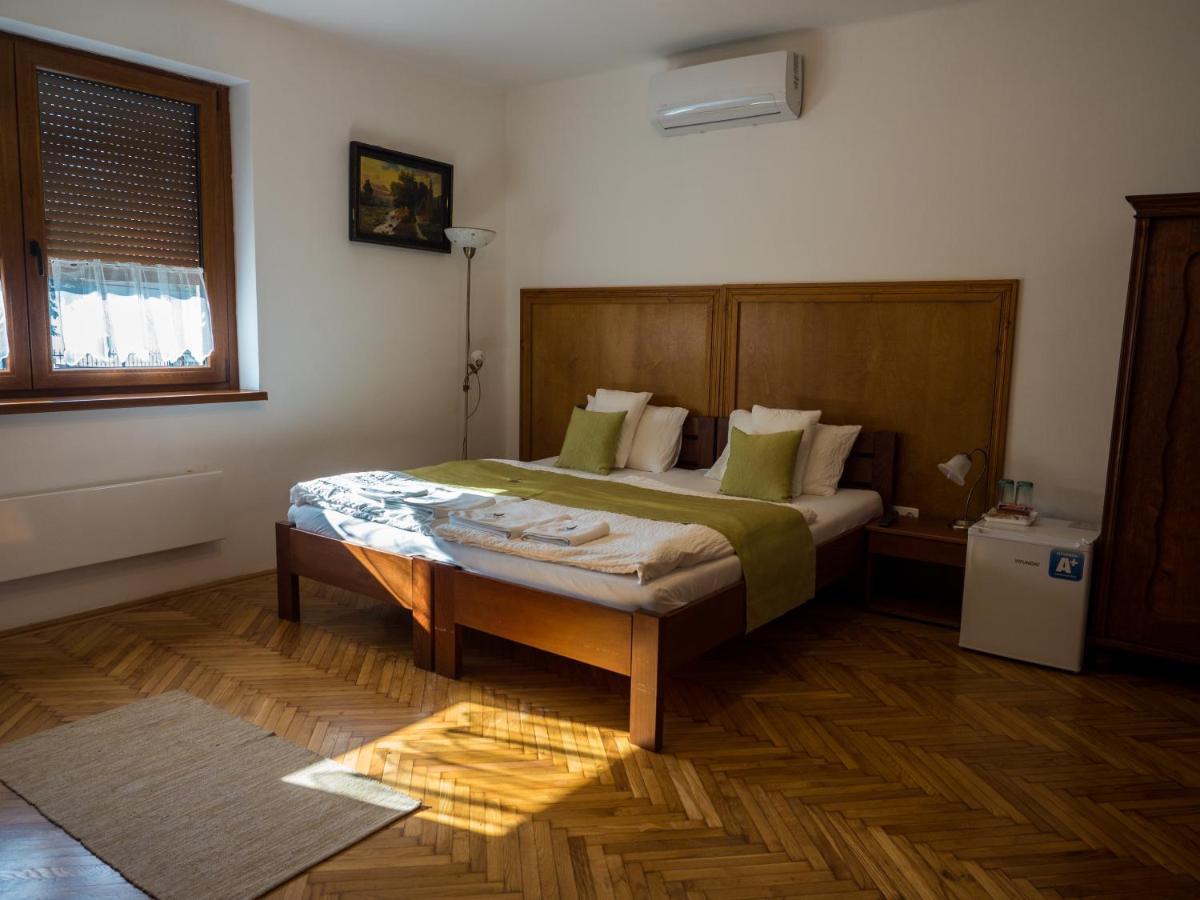 Mamutfenyo Panzio Bed & Breakfast ตาตา ภายนอก รูปภาพ