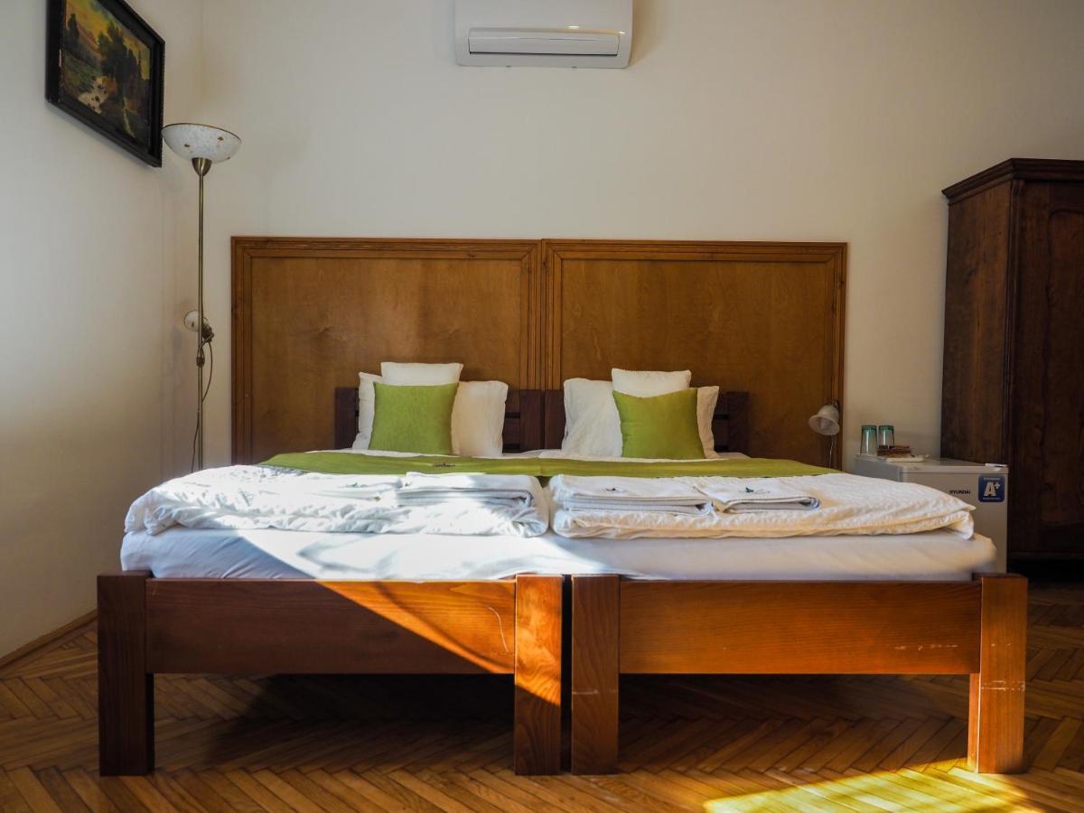 Mamutfenyo Panzio Bed & Breakfast ตาตา ภายนอก รูปภาพ