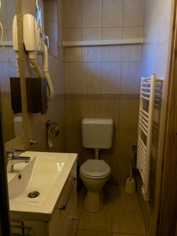 Mamutfenyo Panzio Bed & Breakfast ตาตา ภายนอก รูปภาพ