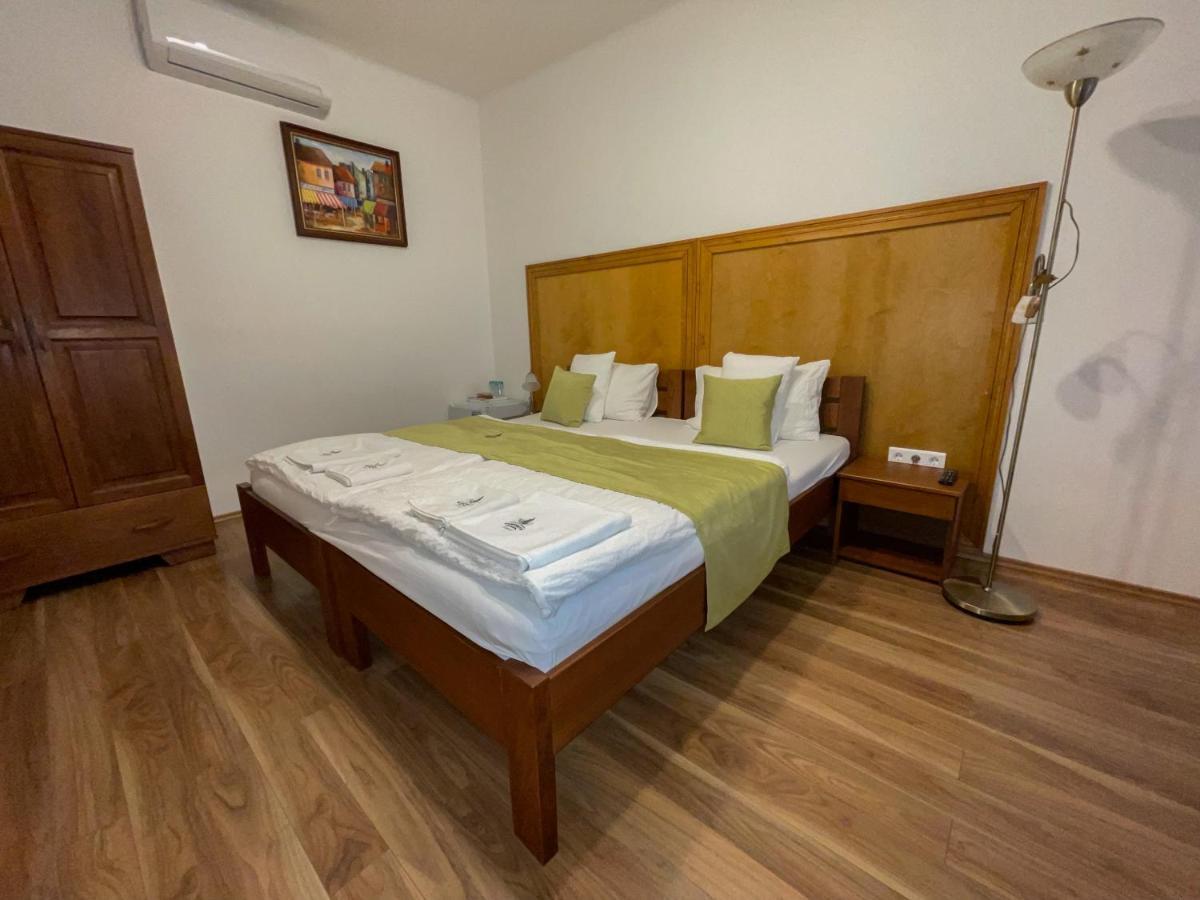 Mamutfenyo Panzio Bed & Breakfast ตาตา ภายนอก รูปภาพ