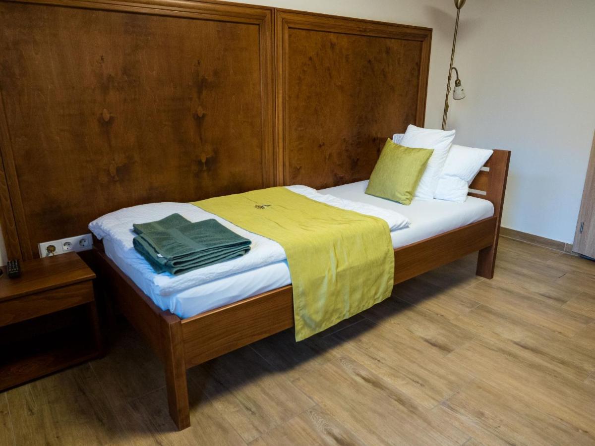 Mamutfenyo Panzio Bed & Breakfast ตาตา ภายนอก รูปภาพ