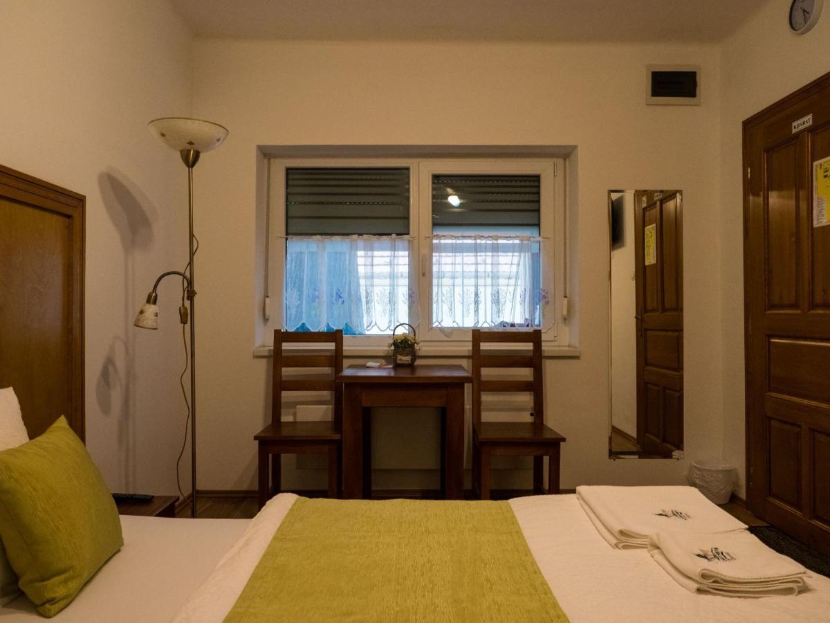 Mamutfenyo Panzio Bed & Breakfast ตาตา ภายนอก รูปภาพ