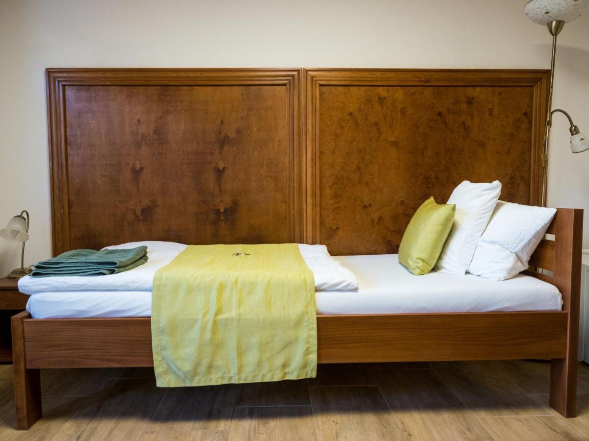 Mamutfenyo Panzio Bed & Breakfast ตาตา ภายนอก รูปภาพ